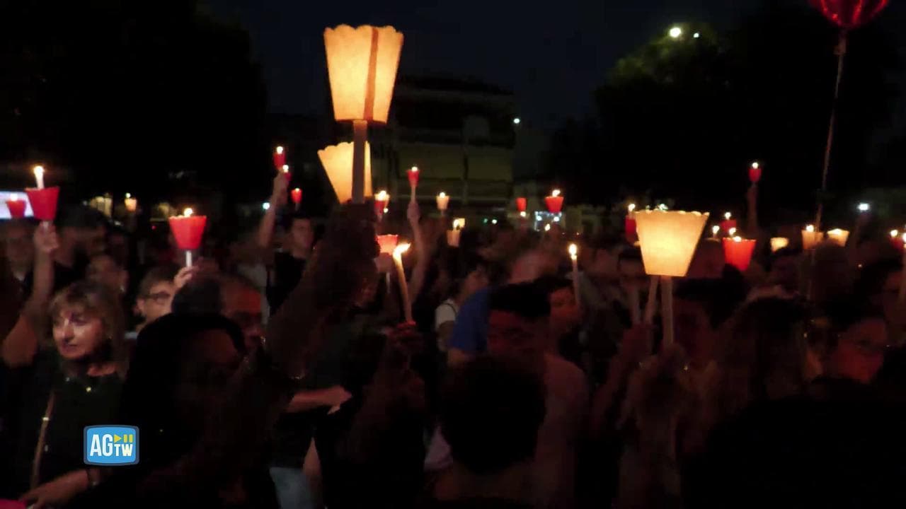 Roma, fiaccole e commozione a Casalotti per la famiglia sterminata: Amati da tutti