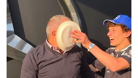 Un'altra vittima per Kimi Antonelli: torta in faccia a papà Marco dopo la pole a Spa