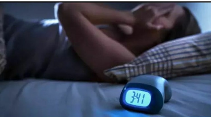 Insonnia, quante ore bisogna dormire per evitare invecchiamento, ictus e mortalità precoce e cos'è il sonno di recupero: lo studio - Il Messaggero