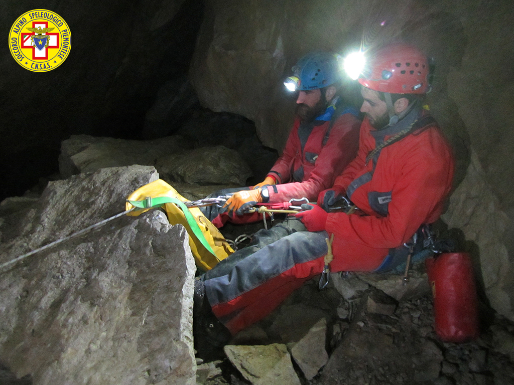 Salvo lo speleologo rimasto incastrato nella grotta a Garessio - La Guida