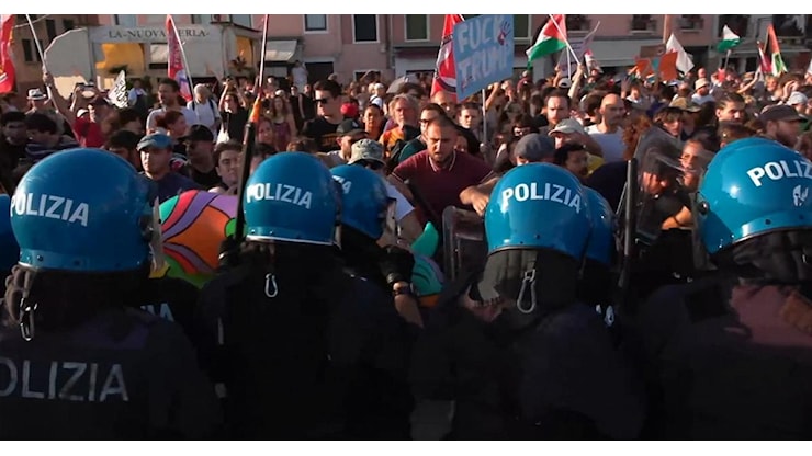 Tafferugli tra manifestanti e polizia al corteo contro l'ambasciatore USA - RaiNews
