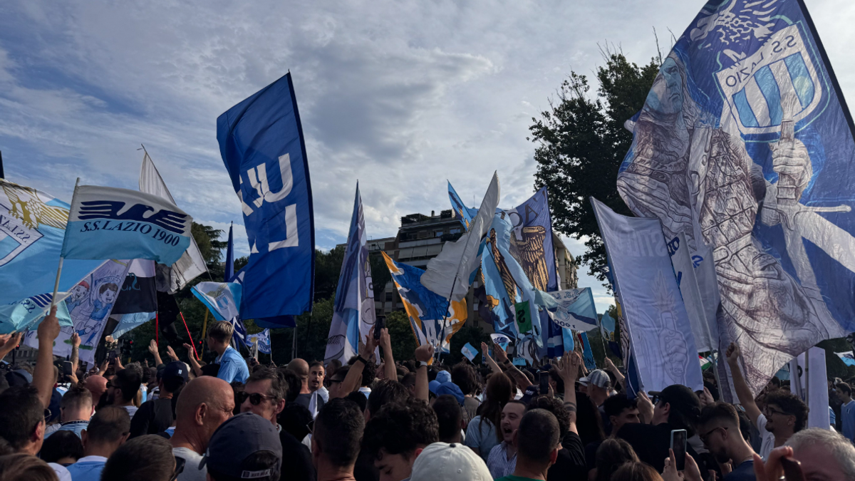 Lazio, 20mila tifosi in piazza contro Lotito: Libertà
