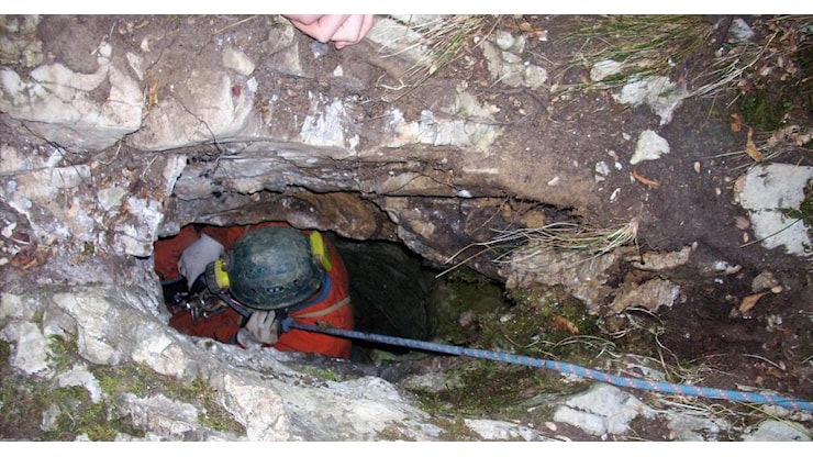 La trappola a 120 metri di profondità e le 12 ore di tensione: il salvataggio dello speleologo - RaiNews
