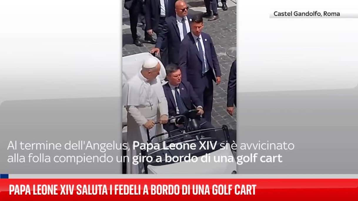 Papa Leone XIV saluta i fedeli a bordo di una golf cart