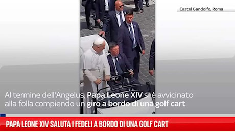 Papa Leone XIV saluta i fedeli a bordo di una golf cart
