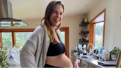 Hilary Swank incinta a 52 anni: «Il mio prossimo progetto esce a dicembre»