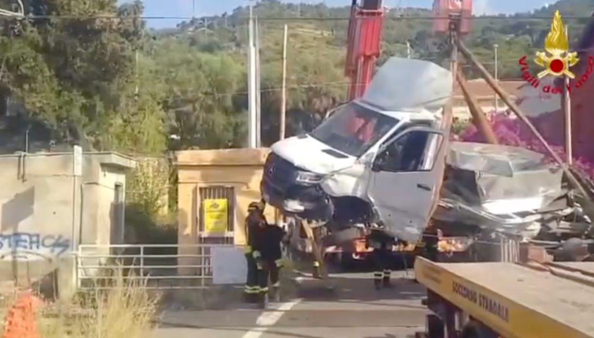 Incidente ferroviario sulla Messina-Palermo vicino Cefalù, scontro tra treno e furgone al passaggio a livello