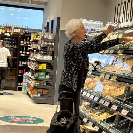 Christine Lagarde paparazza intenta a scegliere il pane mentre fa la spesa al supermercato. La foto è virale, lei risponde: Grazie, ti auguro una buona giornata