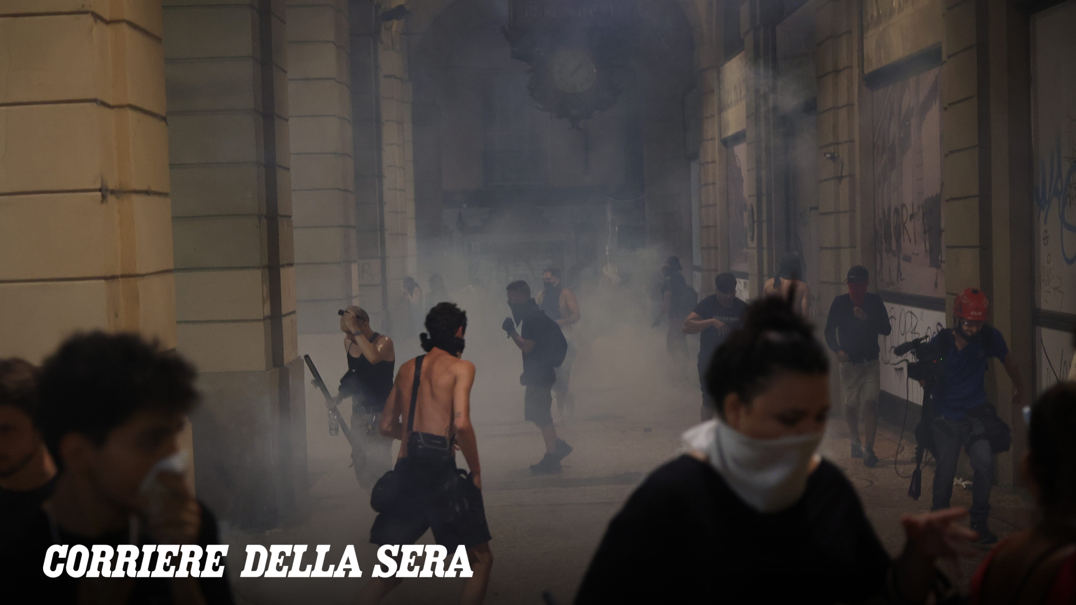 Fakir morto ammanettato a Bologna, il centrodestra chiede le dimissioni di Lepore: «È il responsabile degli scontri»