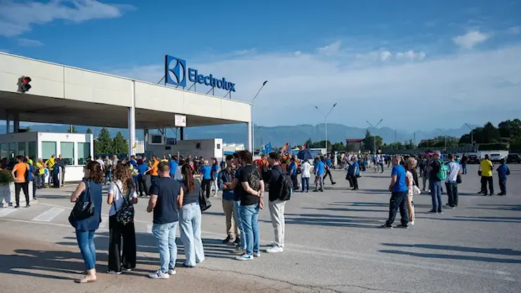 Porcia, sciopero e tensione ai cancelli: «Electrolux non si spegne» - Messaggero Veneto