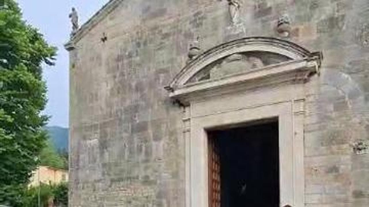L'applauso per le salme di Mirko e Kety, assassinati a Camaiore