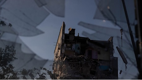Attacco russo a Kiev, il bilancio sale a 27 morti tra macerie e raid