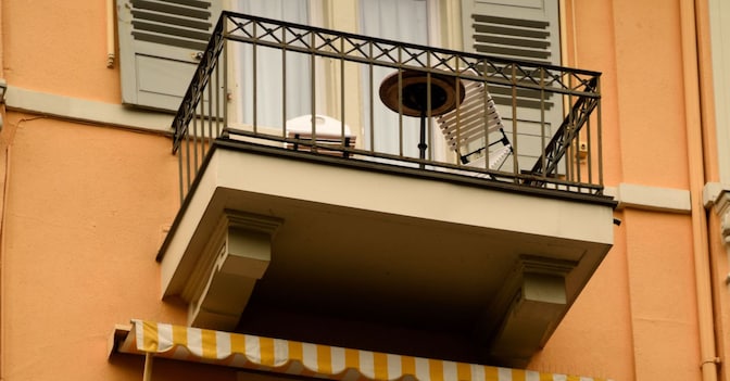 La parte aggettante della terrazza a livello grava per intero sul proprietario esclusivo