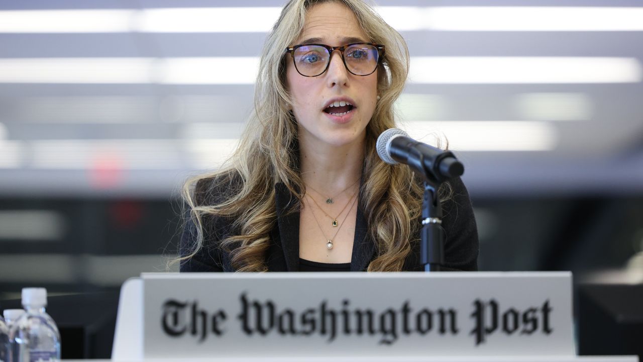 Il Premio Pulitzer 2026 più ambito è andato al Washington Post e alla sua giornalista Hannah Natanson, minacciata e perquisita dall'Fbi per gli scoop sull'amministrazione Trump