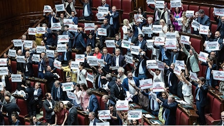 Approvata la riforma elettorale alla Camera, opposizioni in piazza con i cartelli:Meloni ha fallito"