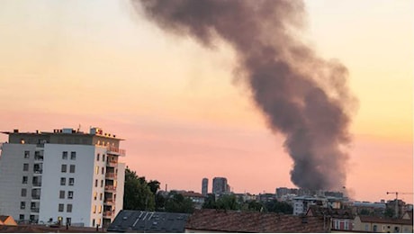 Incendio a Milano, fiamme nel deposito BRT: fumo visibile da tutta la città