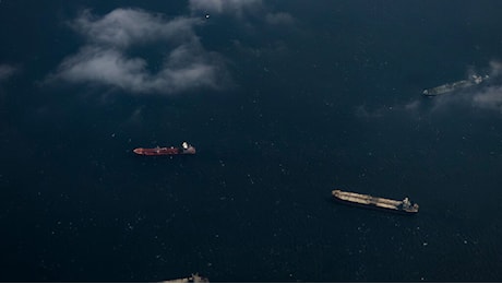 Petrolio oltre 110 dollari, gli Usa valutano meno sanzioni alle petroliere