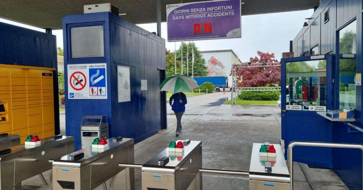 Electrolux, nessun accordo sugli esuberi: oltre 300 posti a rischio nello stabilimento di Susegana