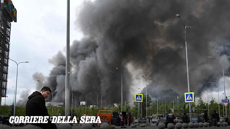 Il «fronte delle raffinerie»: perché gli attacchi ucraini lasciano la Russia a corto di benzina (ma non di petrolio) e che cosa può renderli letali per Mosca - Corriere della Sera