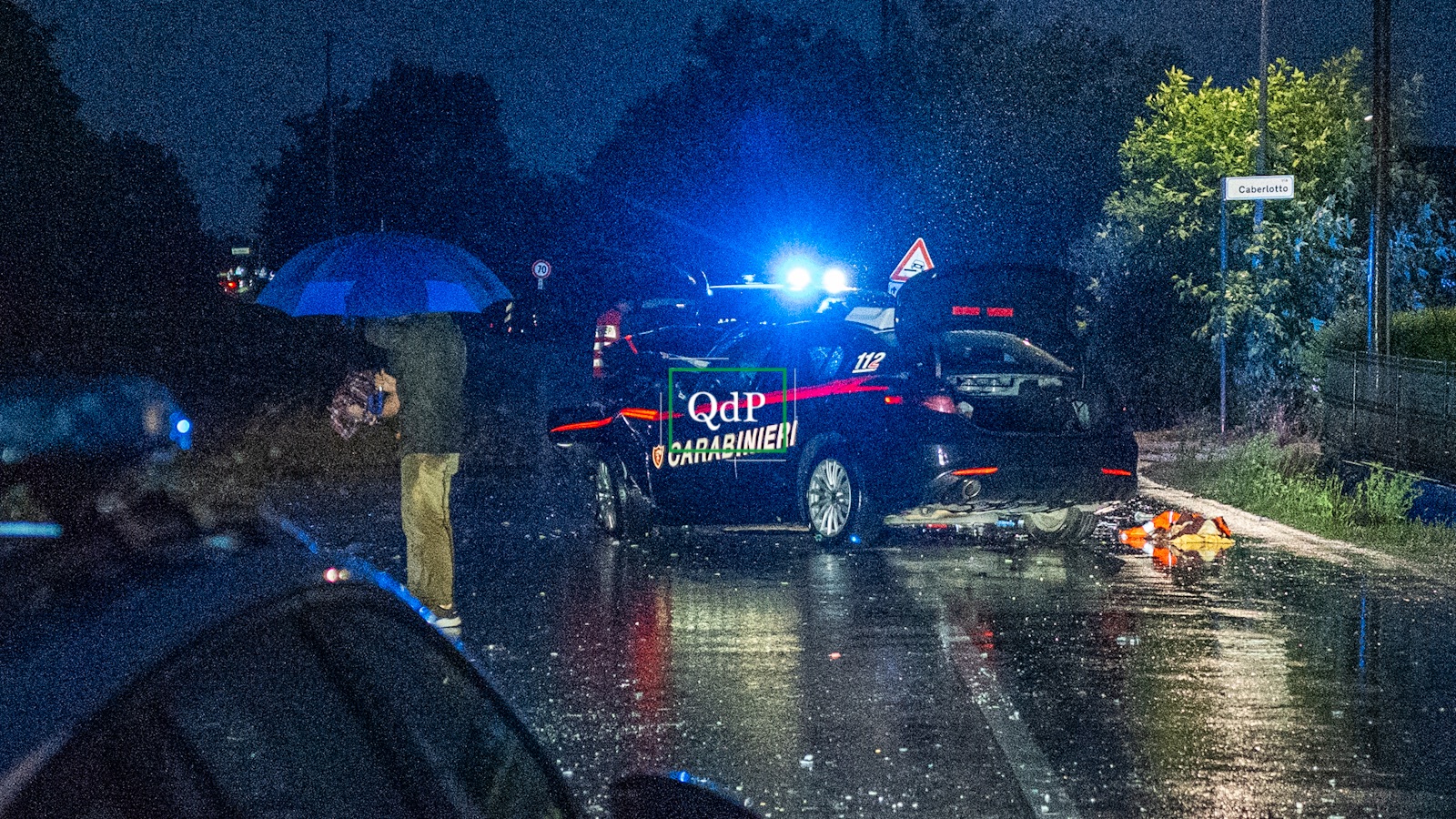 Incidente tra due auto, una è dei Carabinieri: 6 feriti gravi