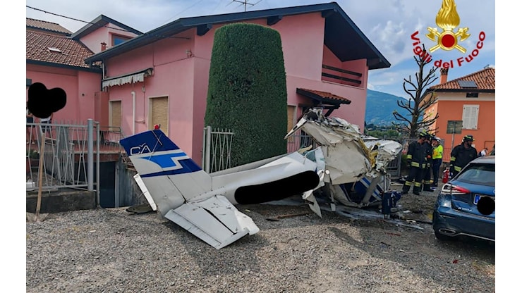 Bergamo, aereo ultraleggero precipita in Valbrembo: un morto e un ferito grave - Sky TG24