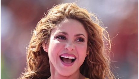 Shakira, il look da 200mila cristalli che chiude il cerchio ai Mondiali 2026