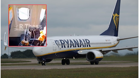 Ryanair, finestrino rotto e passeggero risucchiato: O'Leary parla didanno da oggetto estraneo"