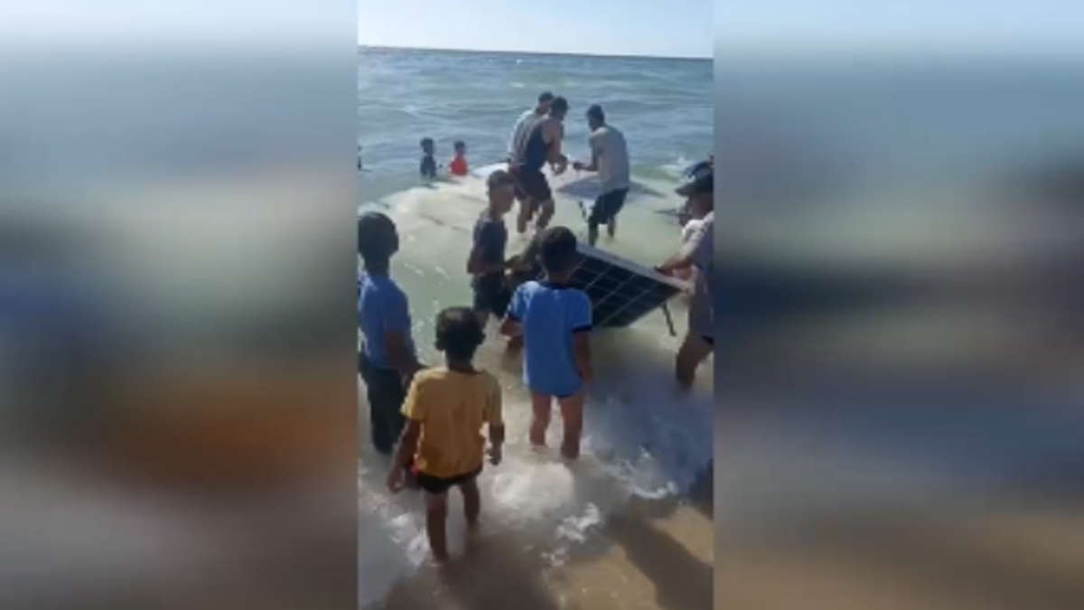Gaza, i resti di una delle barche della Flotilla raggiungono la Striscia