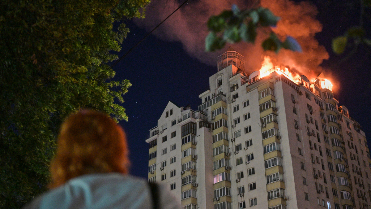 Ucraina, ondata di missili e droni su Kiev: “Colpiti edifici civili, almeno 10 morti”