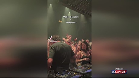 Matteo Berrettini scatenato in discoteca con Peggy Gou alla consolle