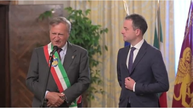 A Venezia il passaggio di consegna della fascia da sindaco da Luigi Brugnaro a Simone Venturini - Video Corriere del Veneto