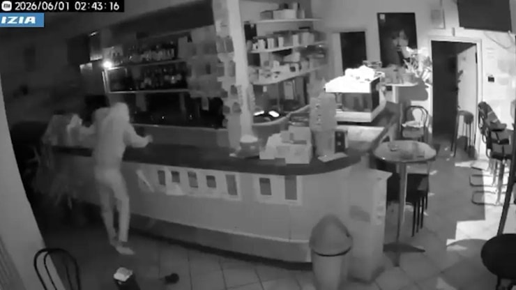 Furto al bar di Corticella: le telecamere riprendono il ladro - la Repubblica