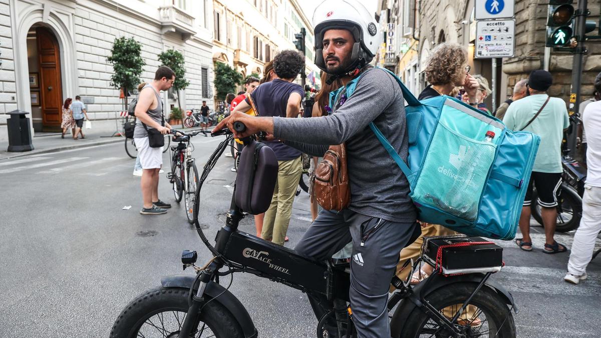 Alì, in sella per 400 euro: Lavoro anche sedici ore. Mancia? Solo uno su tre