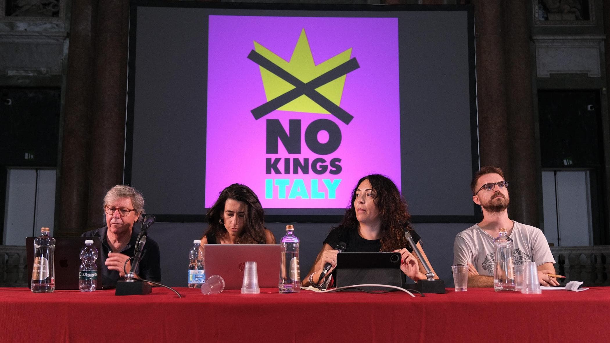“Un altro mondo è urgente”: i No Kings si riprendono il Ducale, oggi il corteo da piazza Alimonda