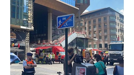 VIDEO – Maxi incendio in un edificio nel centro di Bruxelles: 4 morti, ci sono feriti