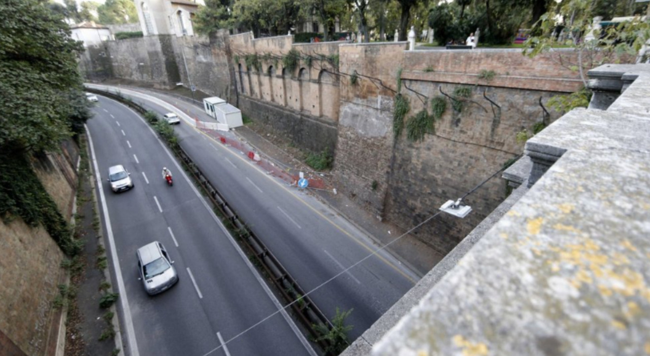 Roma, lancia sasso di 9 chili dal Muro Torto e colpisce una pattuglia dei vigili urbani: 29 arrestato per tentato omicidio