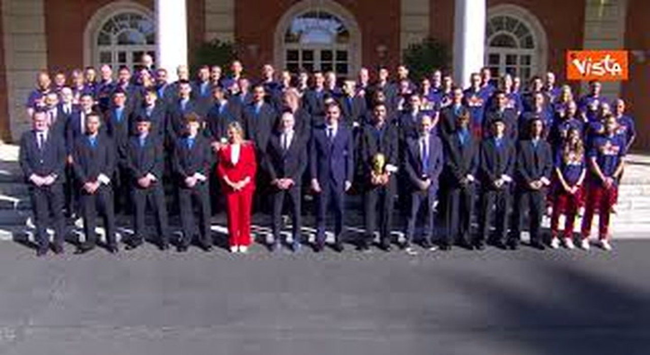 Mondiali, la Spagna ricevuta da Sanchez: la foto di gruppo con la Coppa del Mondo VIDEO