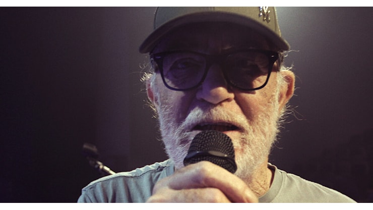 “Vennero a prendermi nei camerini, uno aveva una pistola. Mi fecero tornare sul palco, dove venni sottoposto a un processo popolare”: Francesco De Gregori e l’aggressione del 1972 - Il Fatto Quotidiano