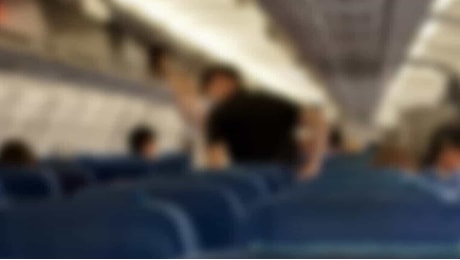 Odore di carburante sul volo United: passeggeri colti da malore