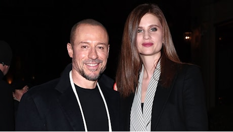 Stefano Accorsi papà per la quinta volta, l'annuncio social con Bianca Vitali:Siamo in tre"