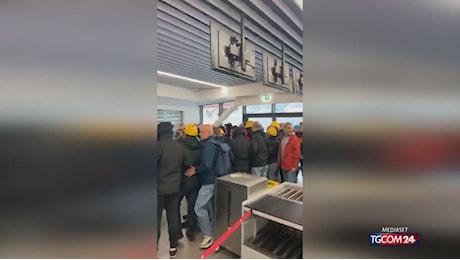 Ex Ilva, operai occupano l'aeroporto di Genova: voli a rischio