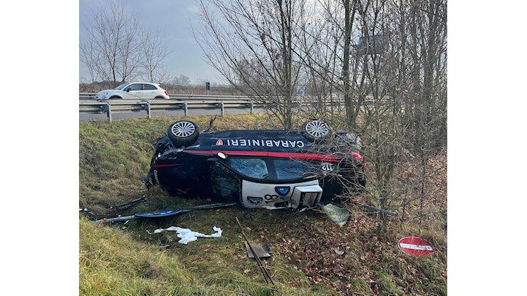 Incidente a Quattordio: auto dei Carabinieri si ribalta durante inseguimento - Radio Gold News Alessandria