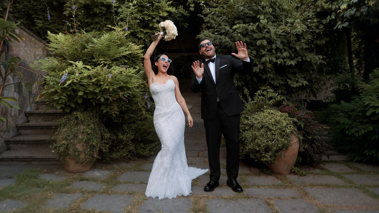 Salvatore Esposito racconta le nozze con Paola Rossi: «Ci siamo divertiti fino a quando le gambe ce l’hanno permesso. Adesso vorrei essere da marito quello che sono stato da fidanzato»