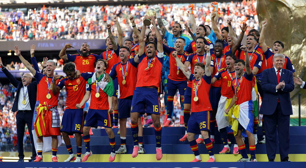 Mondiali 2026, la Spagna alza la Coppa con Trump ancora sul palco