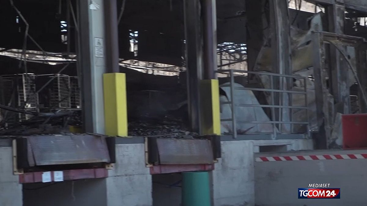 Maxi rogo nel deposito a Milano Bovisa, le immagini girate dall'interno del magazzino