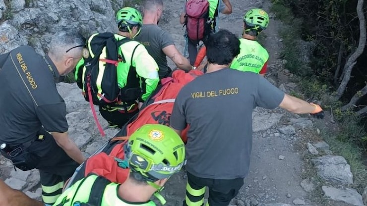 Tragedia sul Sentiero degli Dei in Costiera: escursionista precipita e muore - Ottopagine