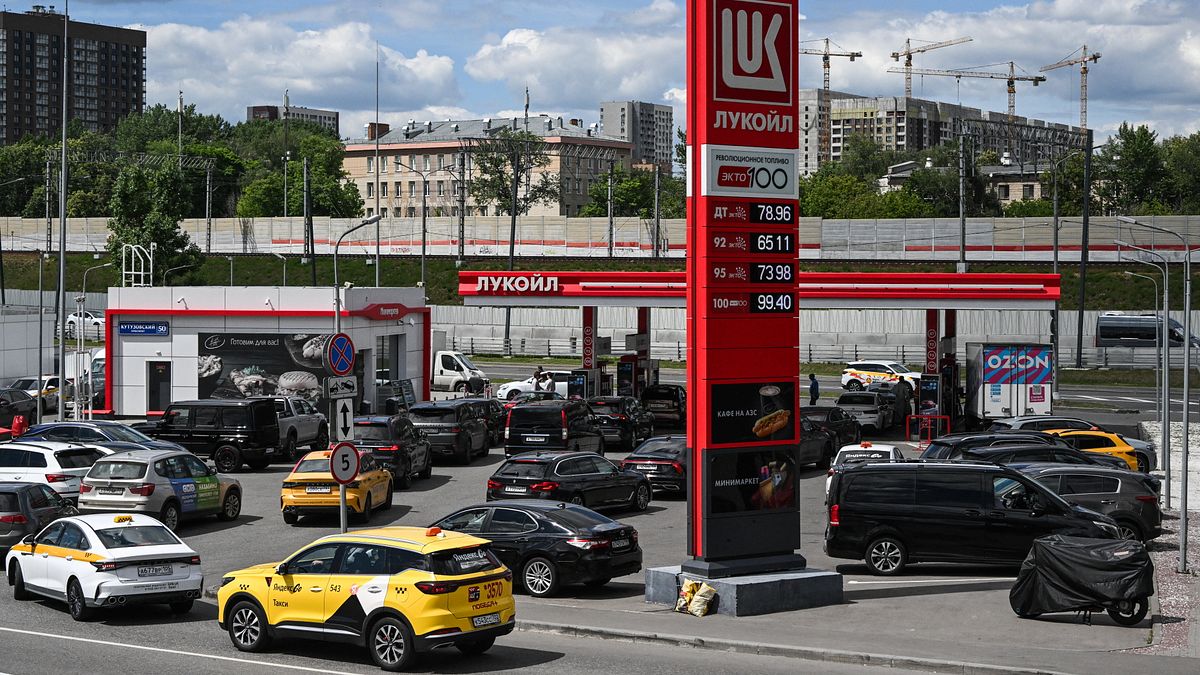 Russia, Putin avvisa: C'è una certa carenza di carburante, ma non è critica | Nella notte abbattuti 209 droni ucraini