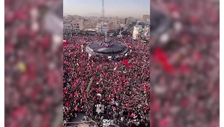 VIDEO | Teheran, folla di iraniani ai funerali di Ali Khamenei
