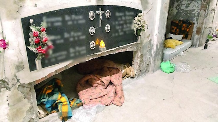 Al cimitero di Modena loculi vuoti usati come giacigli dai senzatetto: materassi e coperte sotto le foto dei defunti - Corriere della Sera
