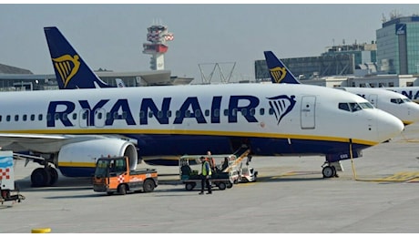Volo Ryanair Porto-Dublino rientra per falso allarme dirottamento: passeggera consegna un messaggio al pilota